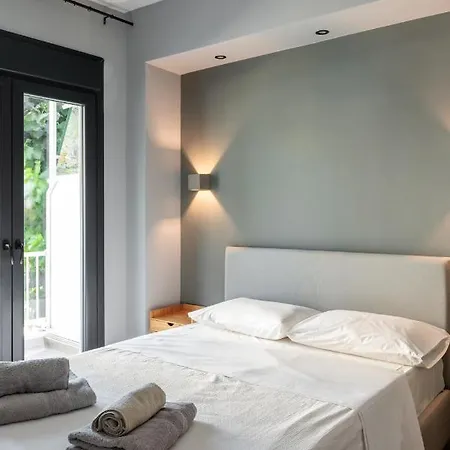 Hippocrates Bound By Binobi! Apartman