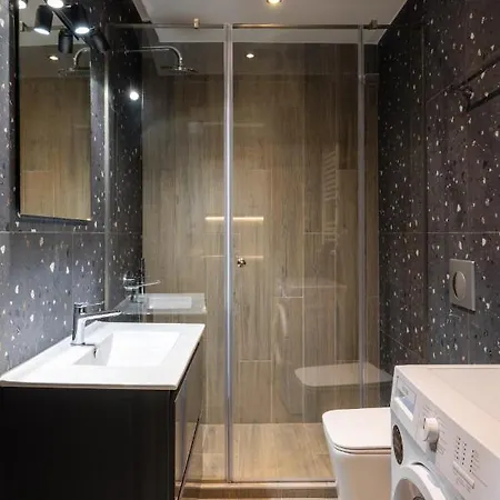 Hippocrates Bound By Binobi! Apartman *