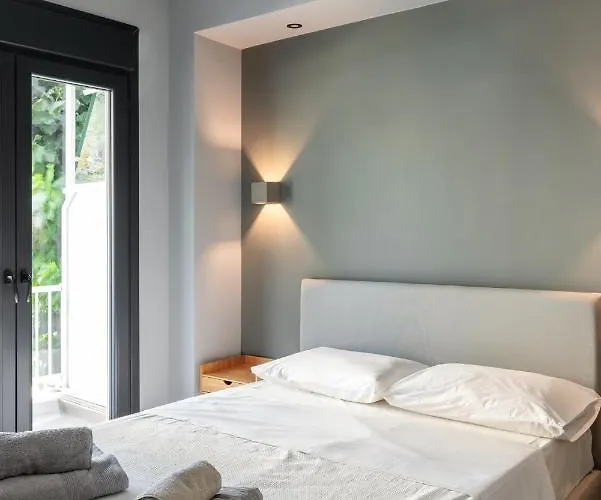 Hippocrates Bound By Binobi! Apartament